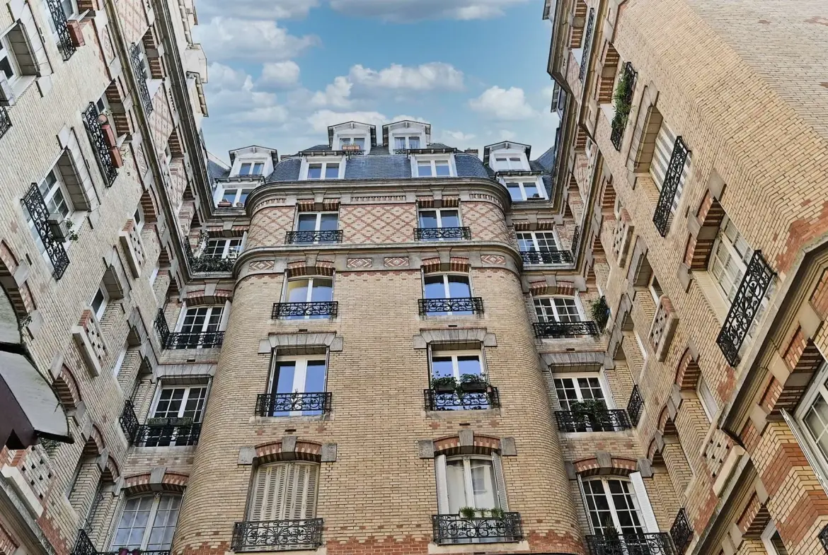 Studio lumineux rénové avec vue dégagée, ascenseur et emplacement privilégié à Paris 11e 