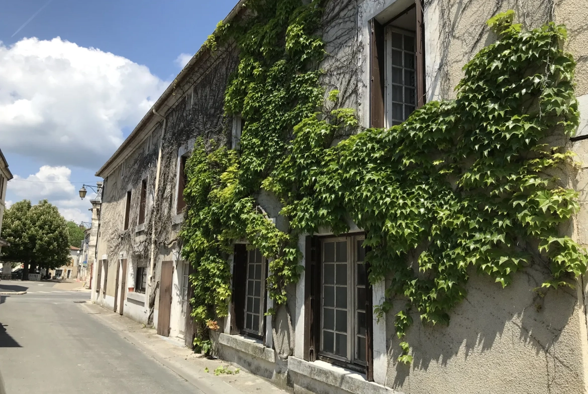 Immeuble à rénover au centre de Mareuil avec fort potentiel d'investissement 