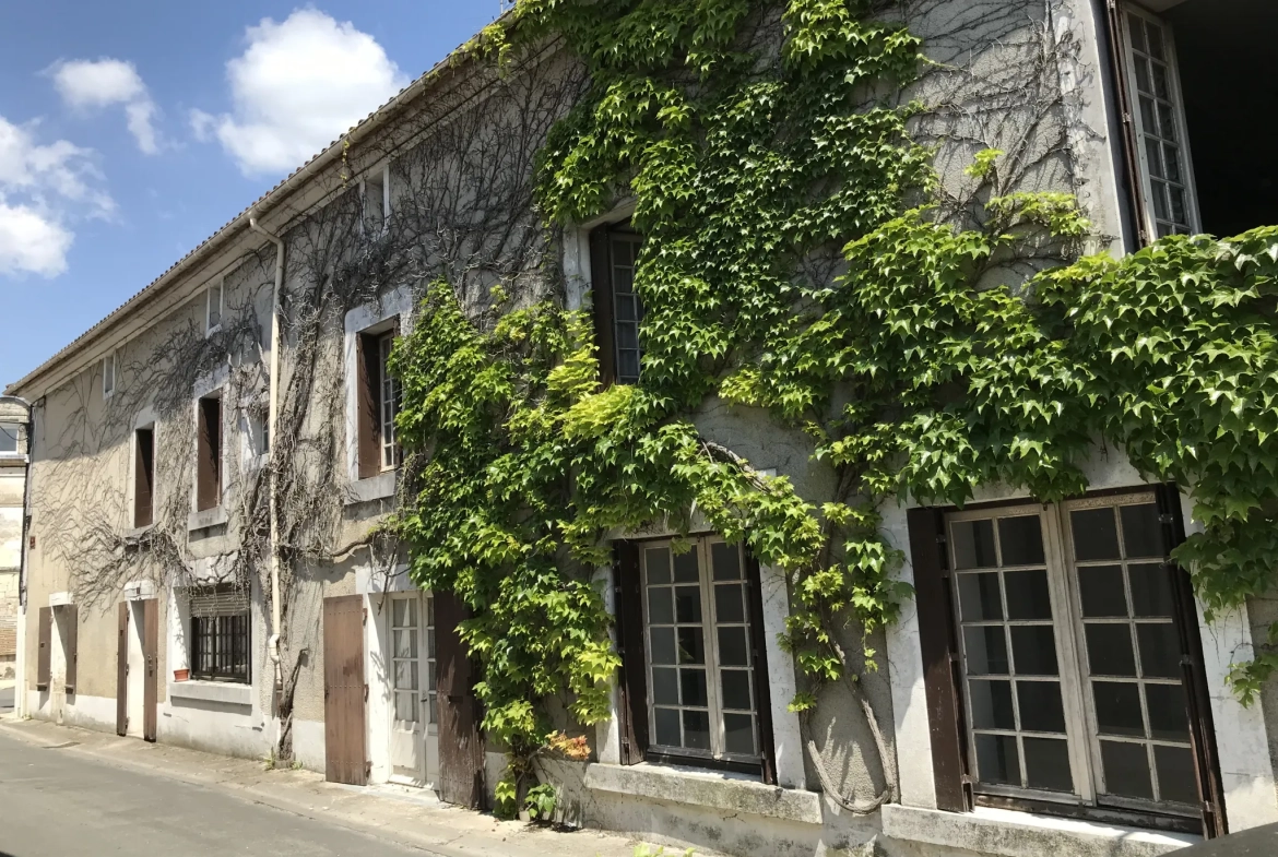 Immeuble à rénover au centre de Mareuil avec fort potentiel d'investissement 