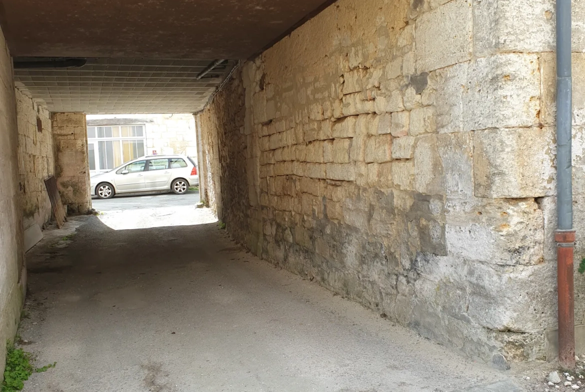 Immeuble à rénover au centre de Mareuil avec fort potentiel d'investissement 