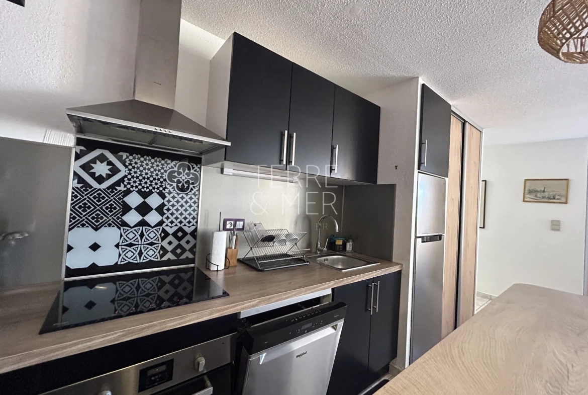 Appartement 3 pièces à Sainte-Marie-la-Mer avec vue mer et parking 