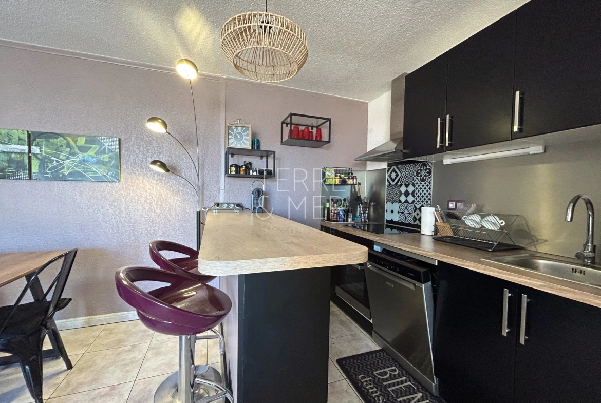 Appartement 3 pièces à Sainte-Marie-la-Mer avec vue mer et parking 
