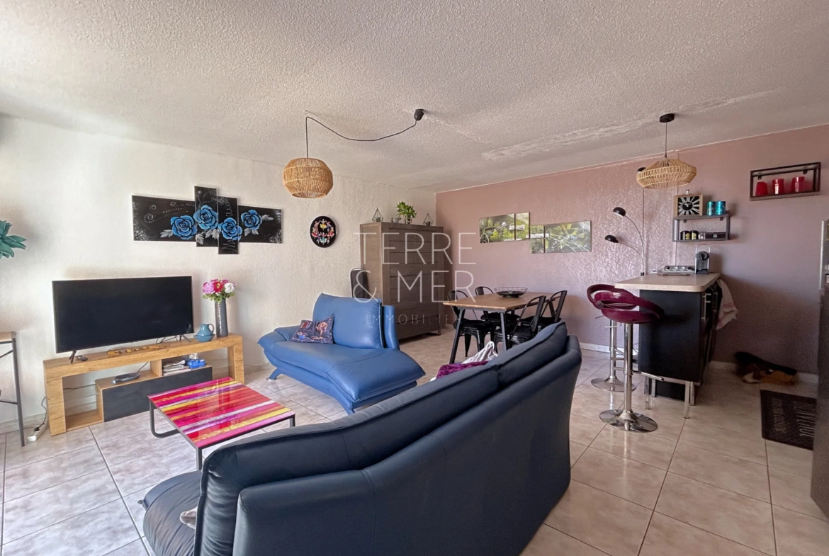 Appartement 3 pièces à Sainte-Marie-la-Mer avec vue mer et parking 