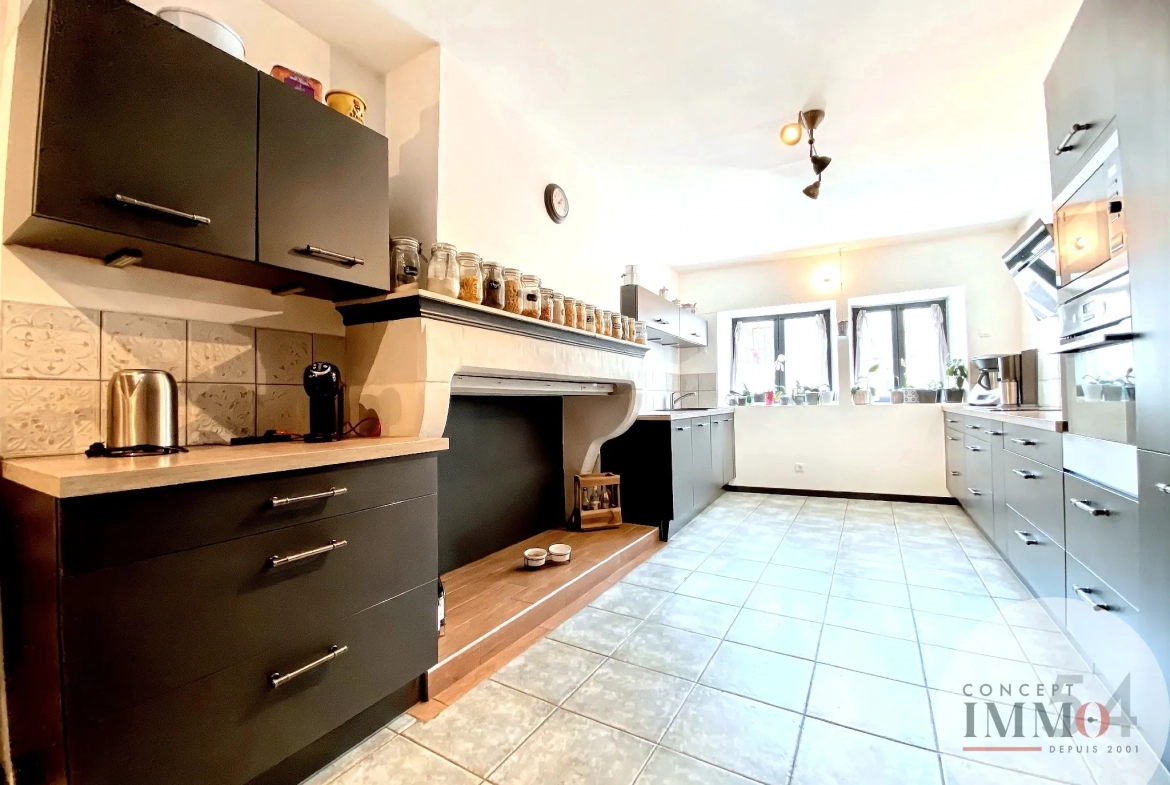 Maison familiale à Trondes avec piscine, 5 chambres, jardin clos, proche de Toul - 260 m² 