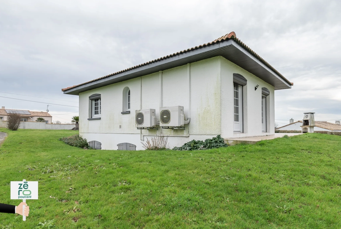 Maison à vendre au Champ-Saint-Père avec grand terrain et confort moderne 