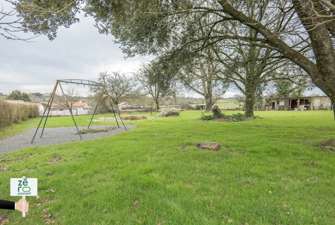 Maison à vendre au Champ-Saint-Père avec grand terrain et confort moderne 