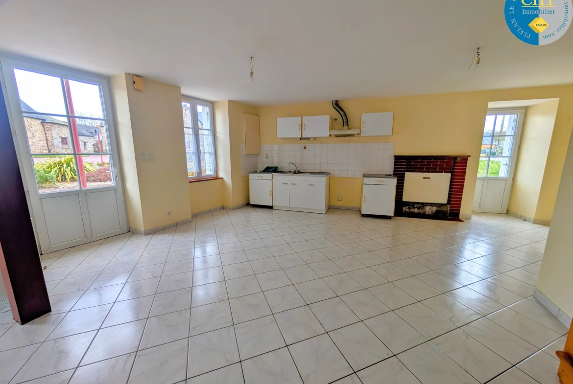 Belle maison en pierre à Saint-Péran avec dépendances et terrain de 688 m² 