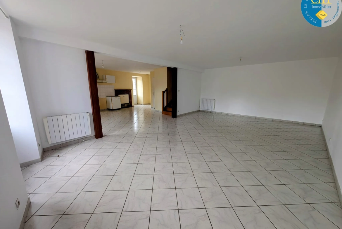Belle maison en pierre à Saint-Péran avec dépendances et terrain de 688 m² 