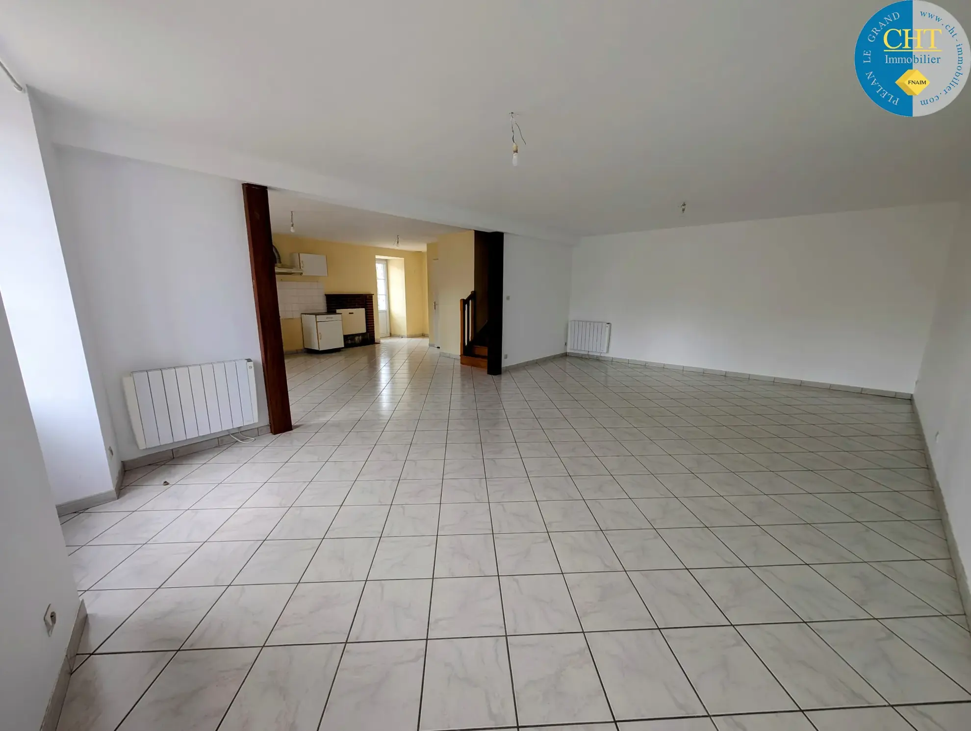 Belle maison en pierre à Saint-Péran avec dépendances et terrain de 688 m² 