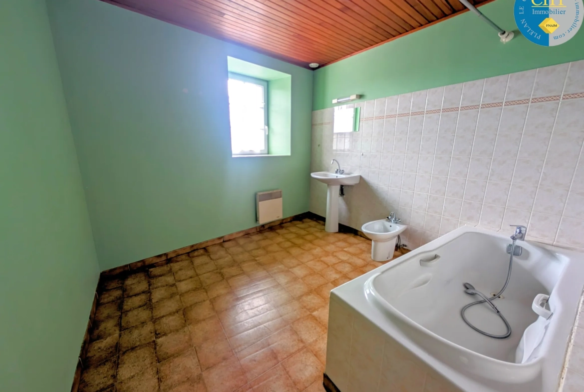 Belle maison en pierre à Saint-Péran avec dépendances et terrain de 688 m² 