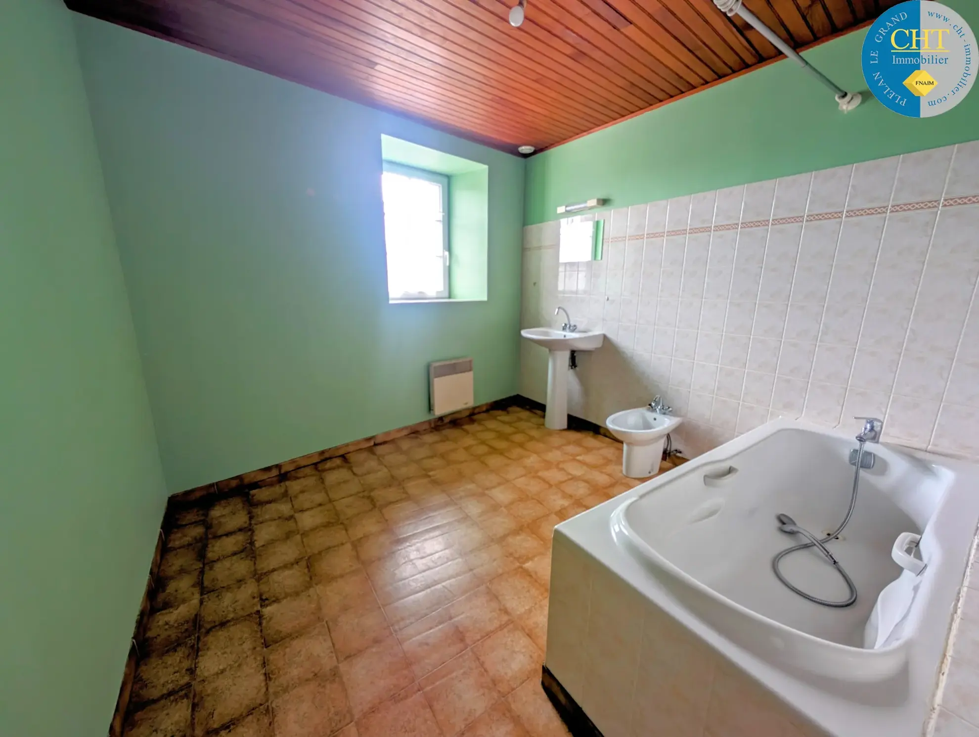 Belle maison en pierre à Saint-Péran avec dépendances et terrain de 688 m² 
