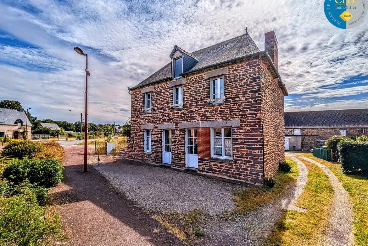 Belle maison en pierre à Saint-Péran avec dépendances et terrain de 688 m² 