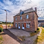 Belle maison en pierre à Saint-Péran avec dépendances et terrain de 688 m²