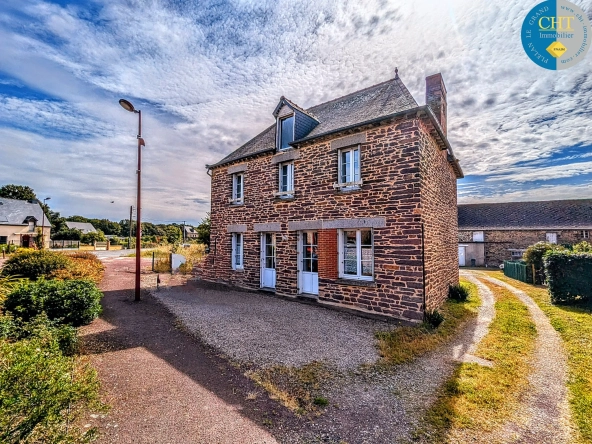 Belle maison en pierre à Saint-Péran avec dépendances et terrain de 688 m²