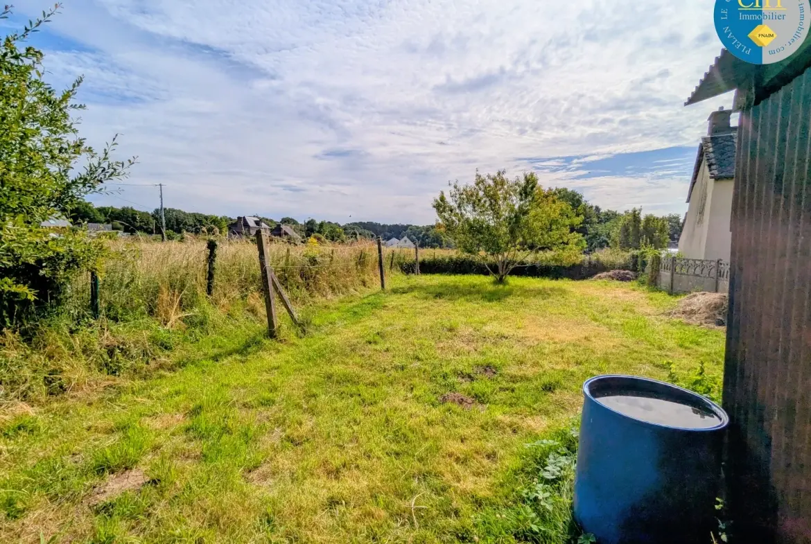 Belle maison en pierre à Saint-Péran avec dépendances et terrain de 688 m² 