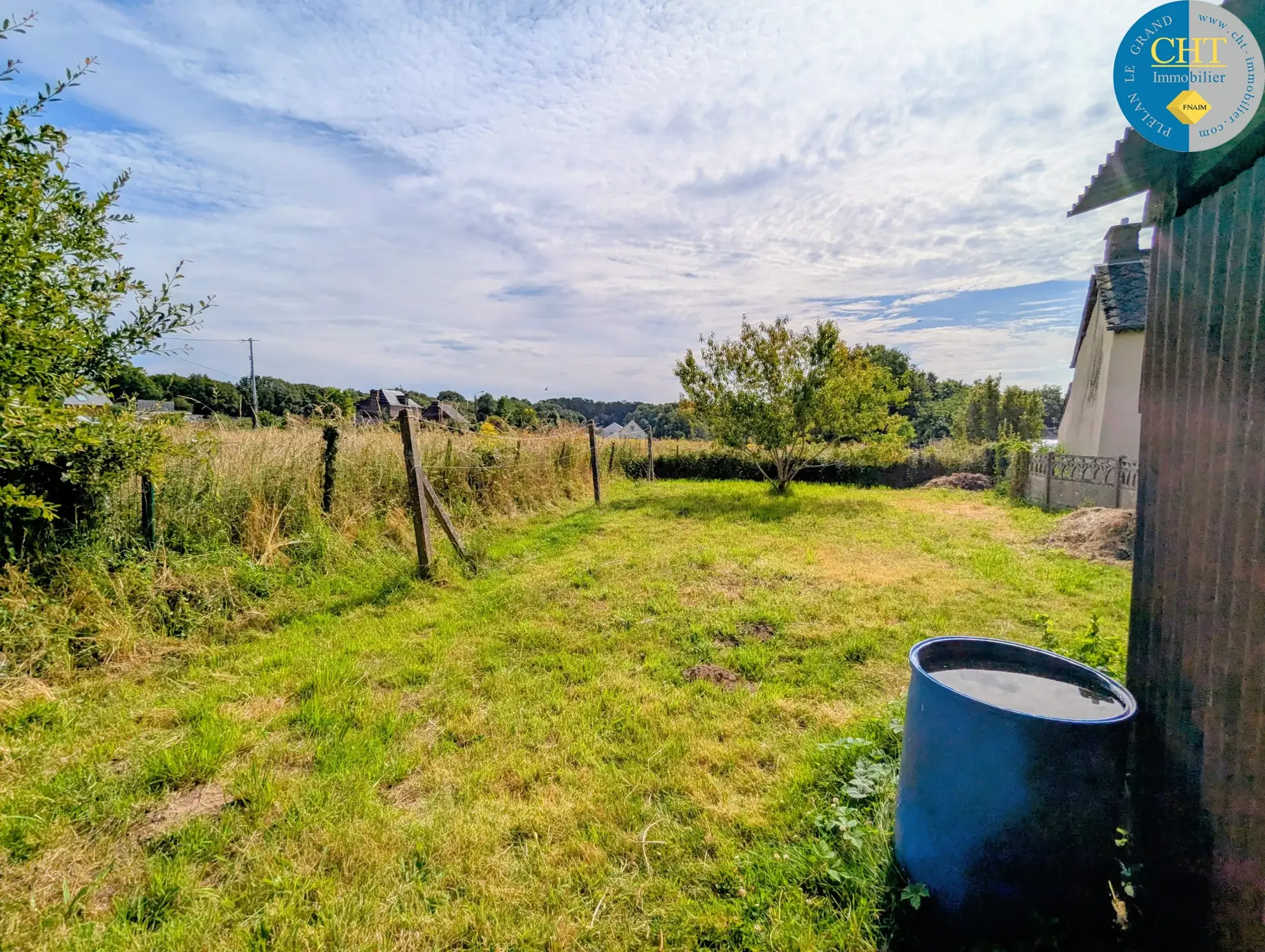 Belle maison en pierre à Saint-Péran avec dépendances et terrain de 688 m² 