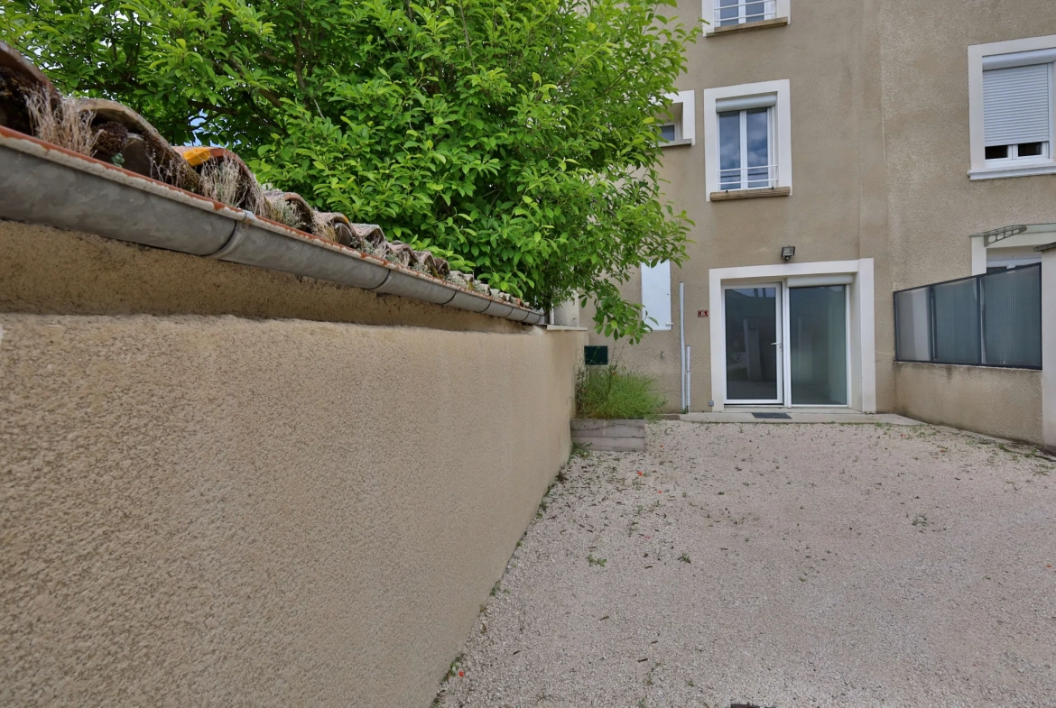 Maison de village rénovée de 115 m² avec cour et garage à Moidieu-Détourbe 