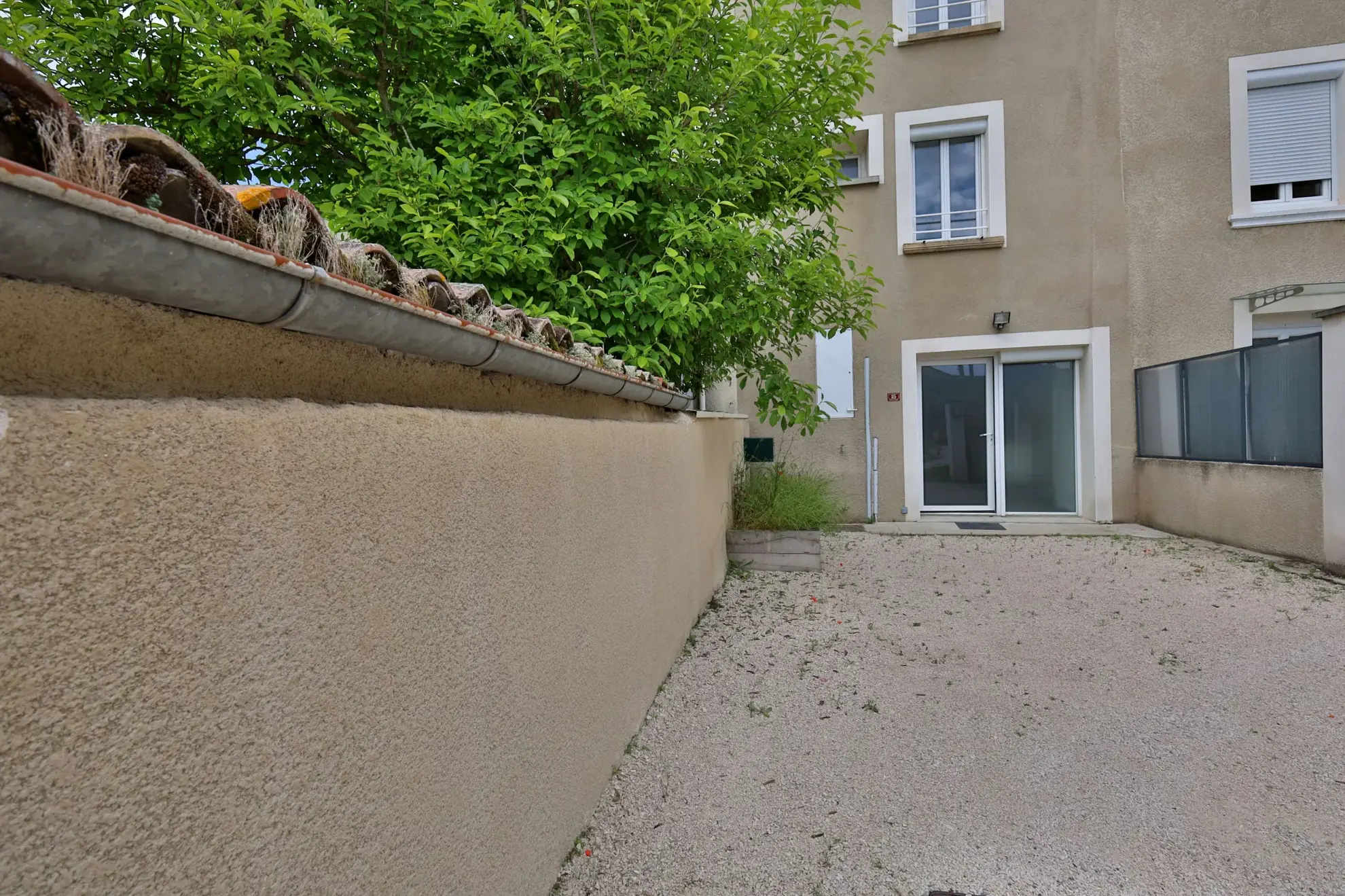 Maison de village rénovée de 115 m² avec cour et garage à Moidieu-Détourbe 