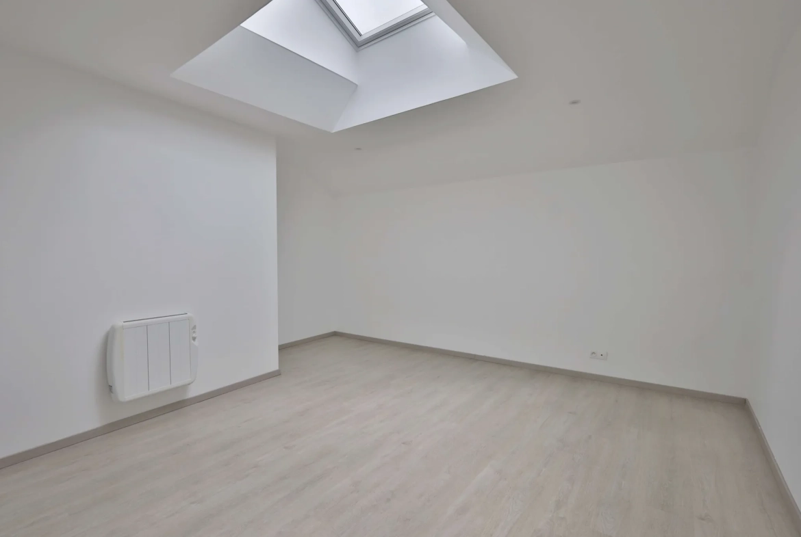 Maison de village rénovée de 115 m² avec cour et garage à Moidieu-Détourbe 