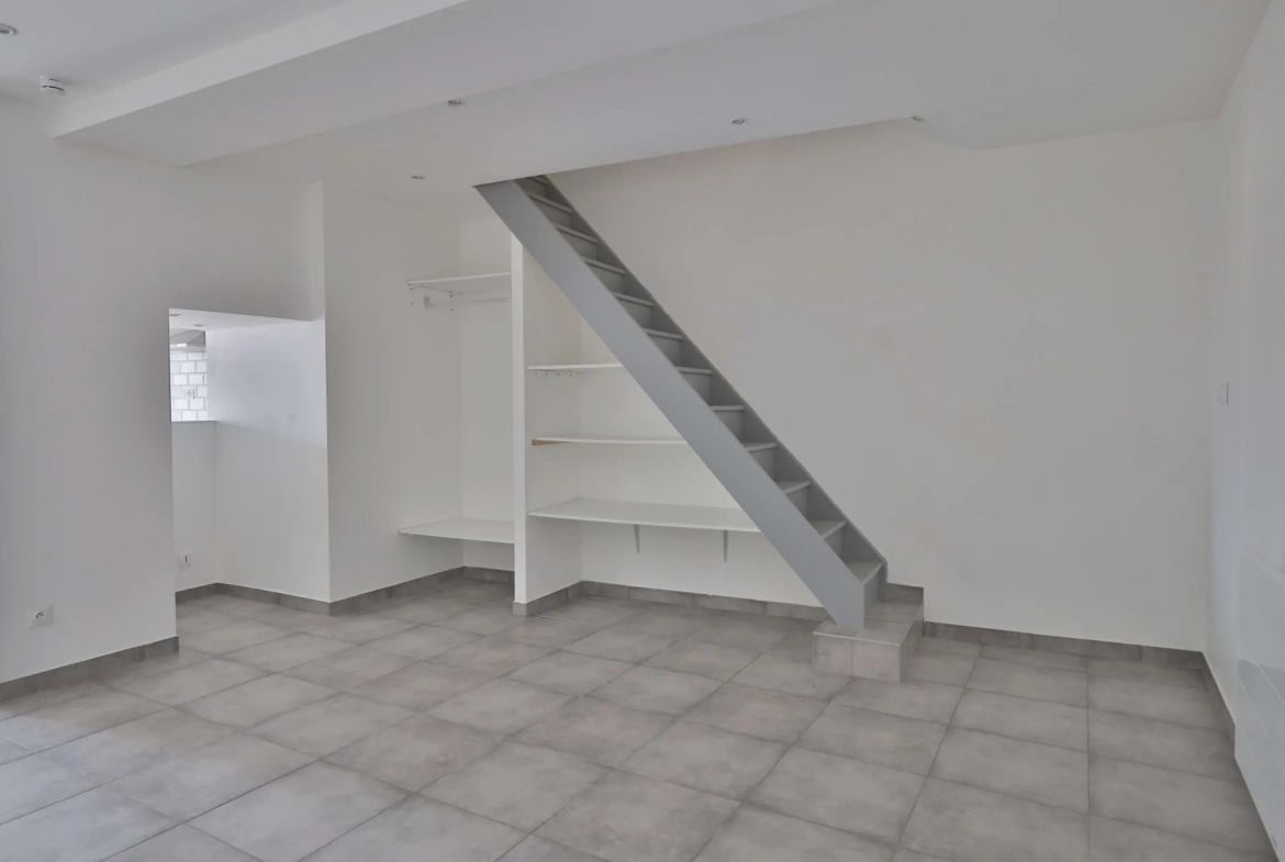 Maison de village rénovée de 115 m² avec cour et garage à Moidieu-Détourbe 