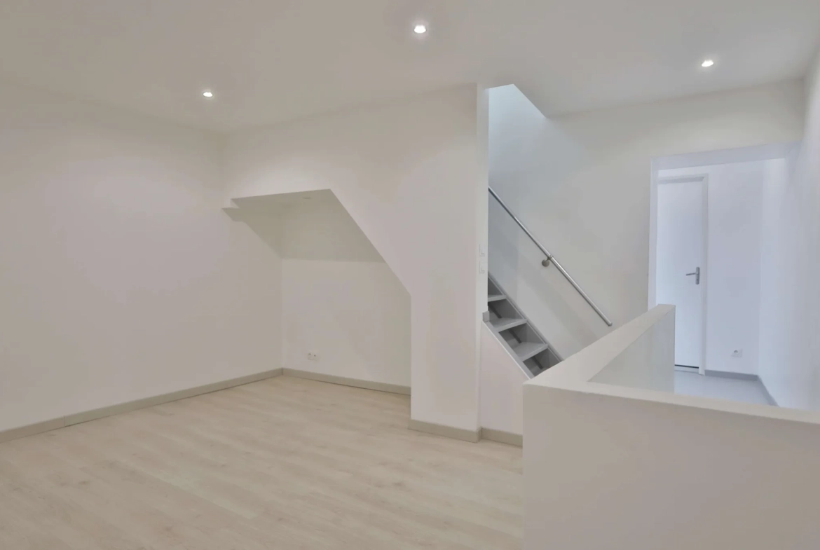 Maison de village rénovée de 115 m² avec cour et garage à Moidieu-Détourbe 