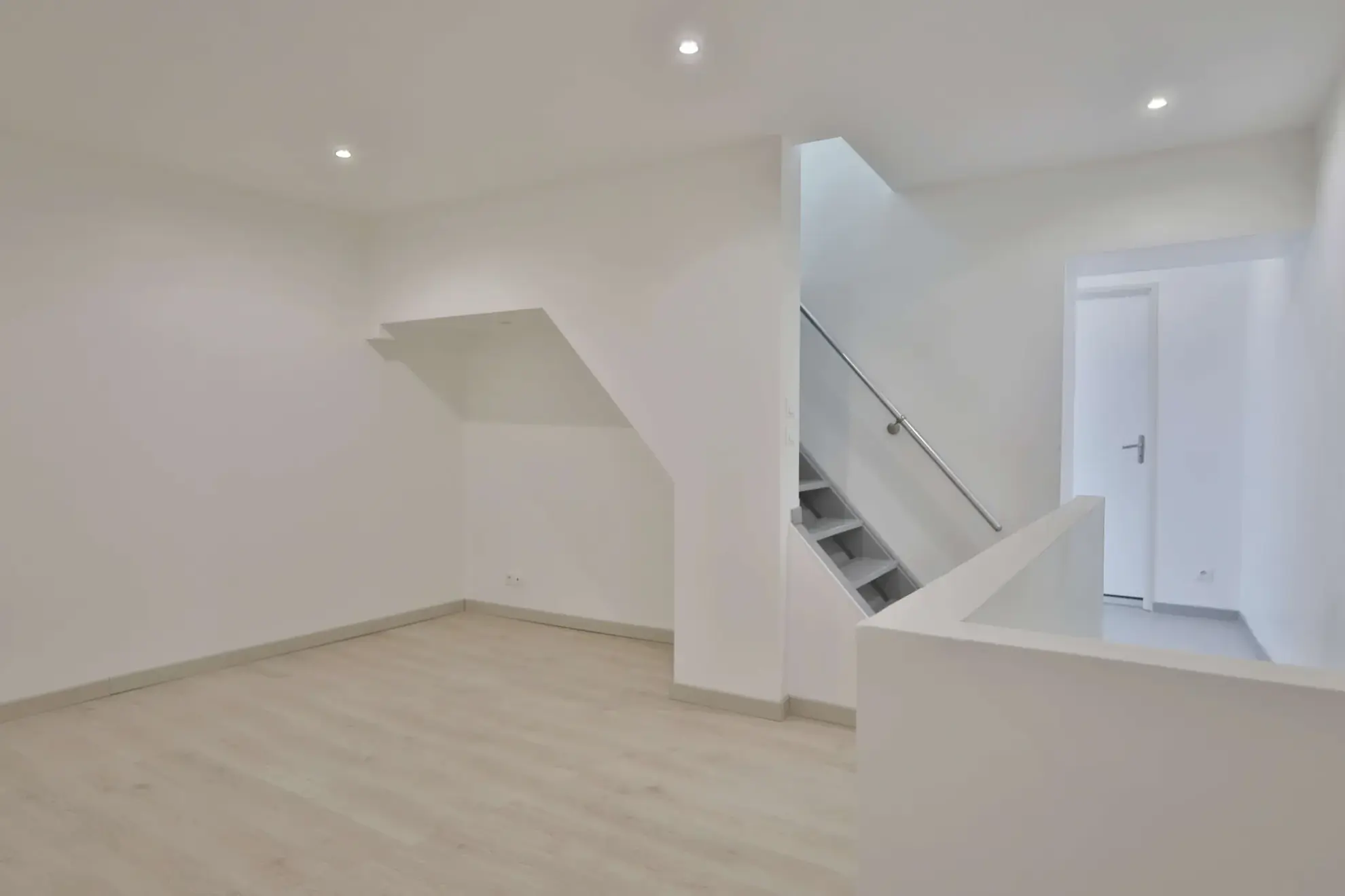 Maison de village rénovée de 115 m² avec cour et garage à Moidieu-Détourbe 