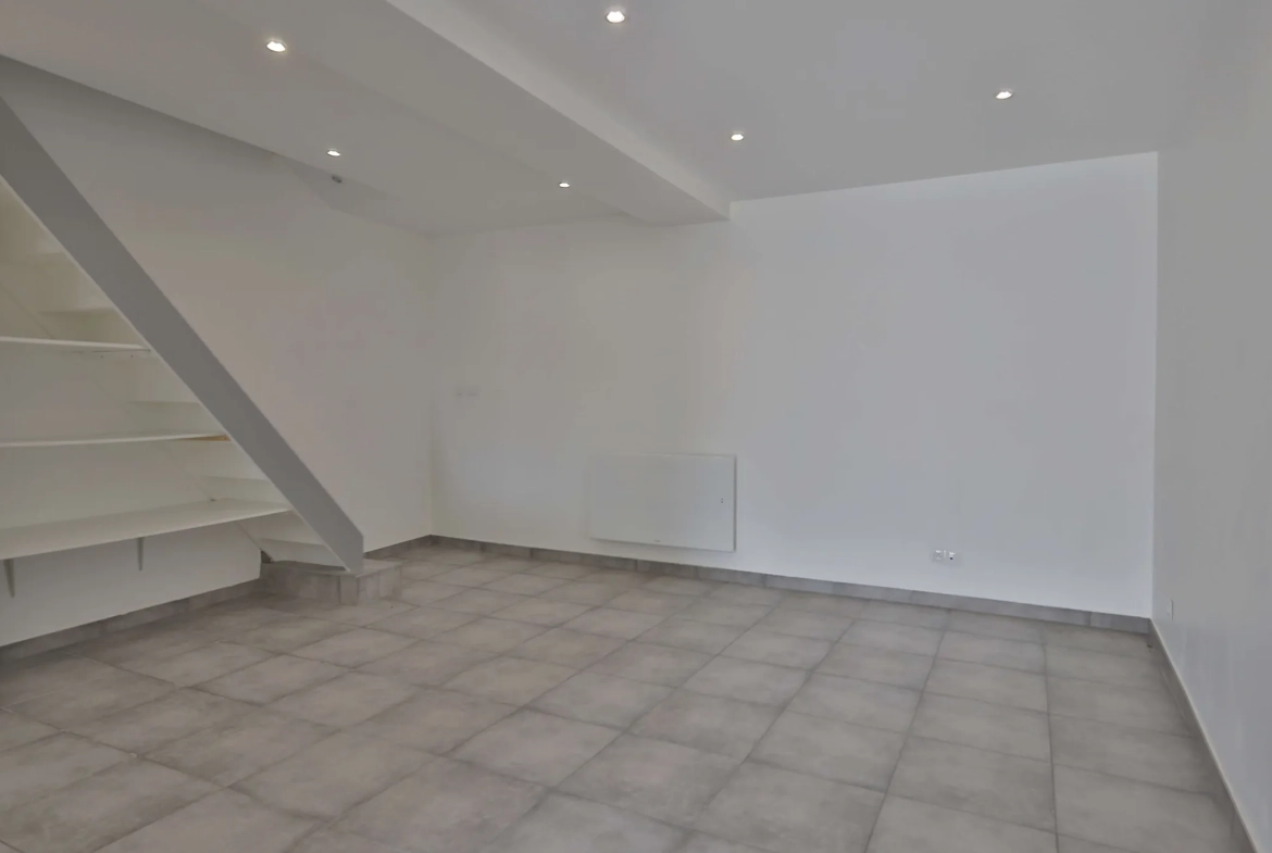 Maison de village rénovée de 115 m² avec cour et garage à Moidieu-Détourbe 