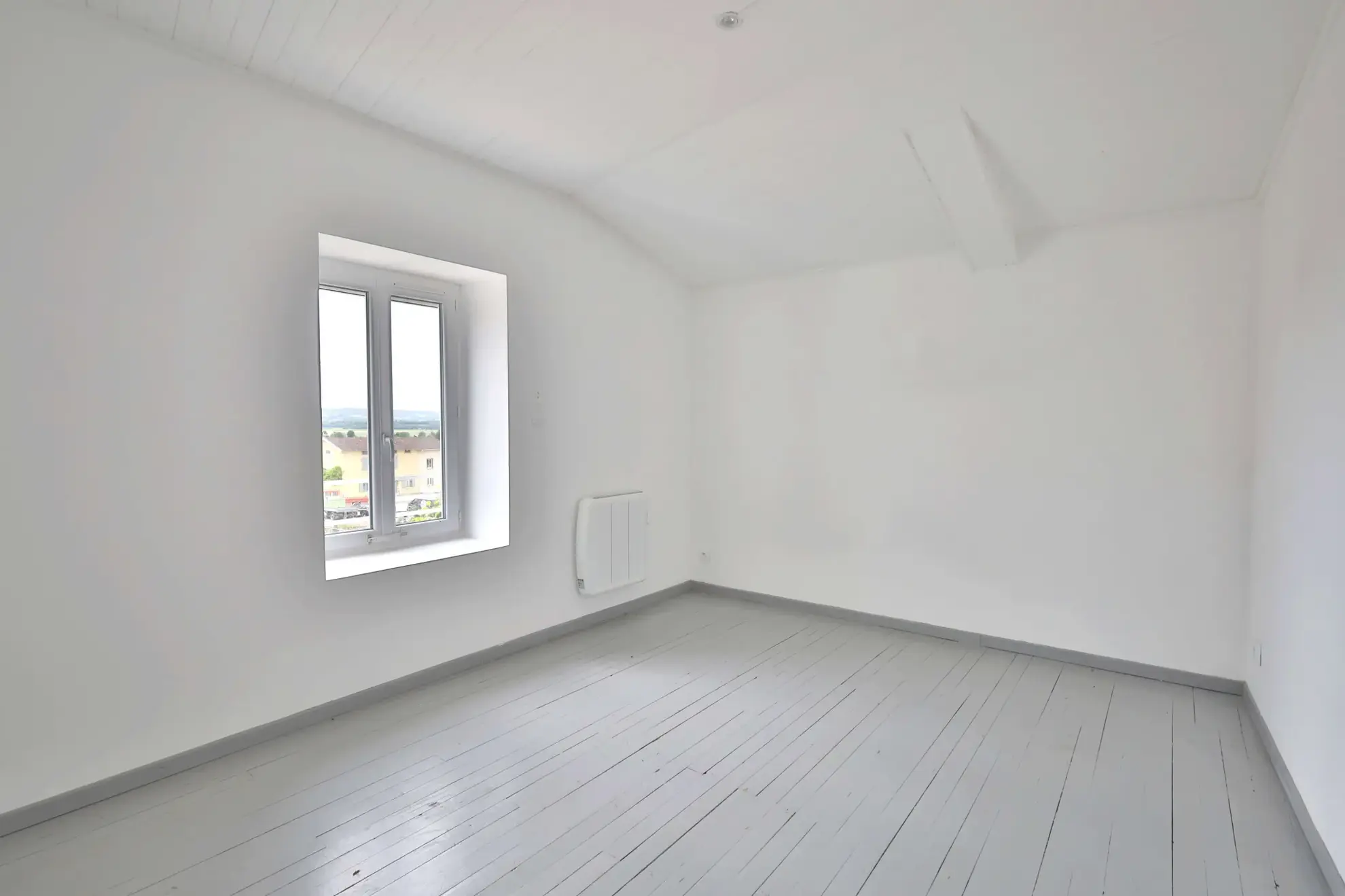Maison de village rénovée de 115 m² avec cour et garage à Moidieu-Détourbe 