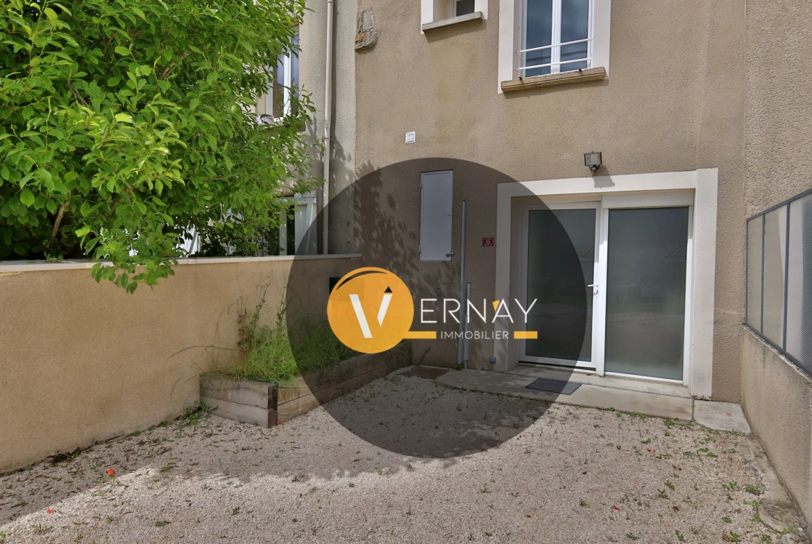 Maison de village rénovée de 115 m² avec cour et garage à Moidieu-Détourbe 