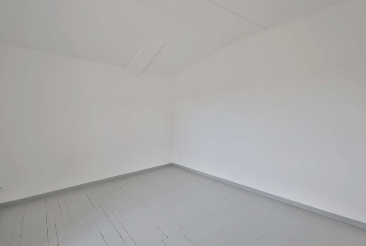 Maison de village rénovée de 115 m² avec cour et garage à Moidieu-Détourbe 