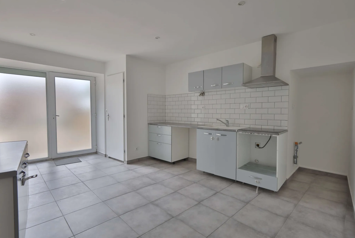 Maison de village rénovée de 115 m² avec cour et garage à Moidieu-Détourbe 