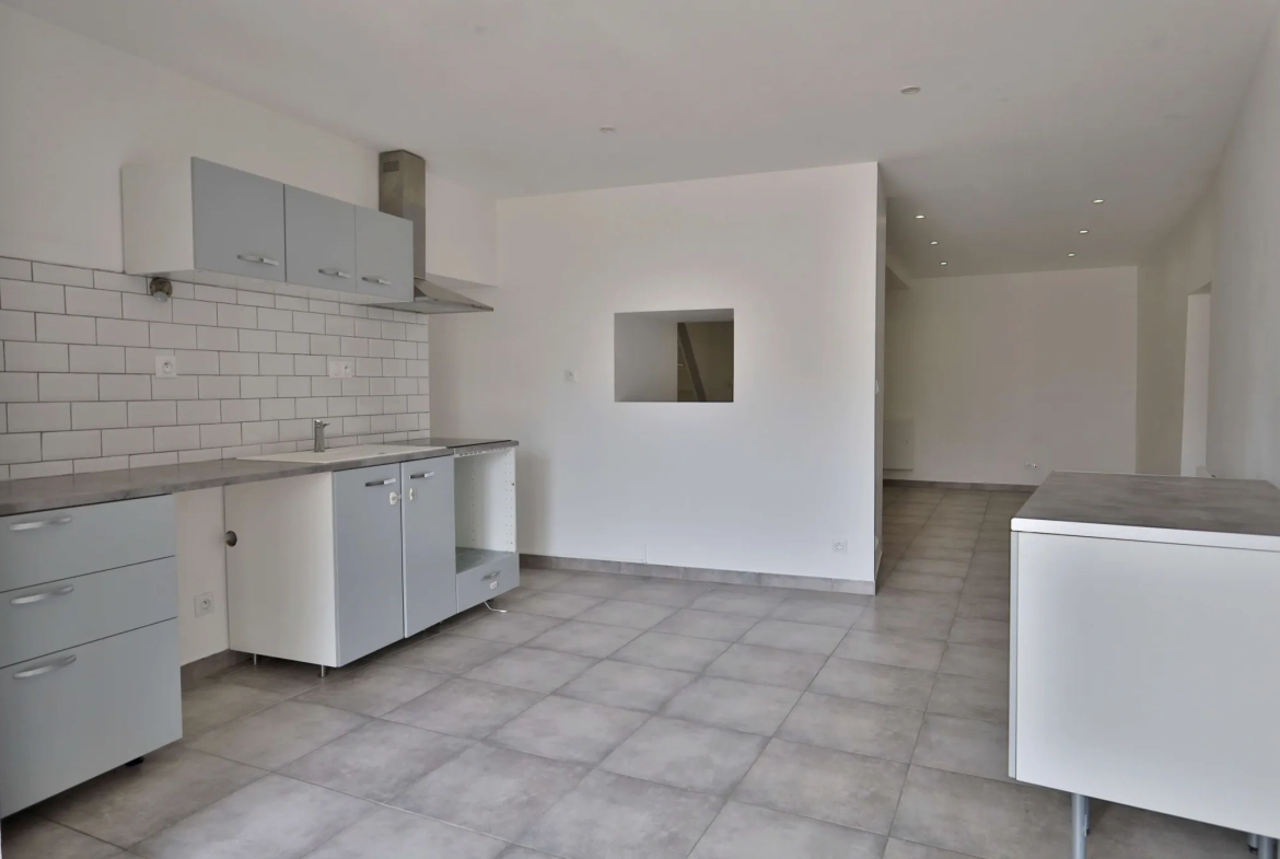 Maison de village rénovée de 115 m² avec cour et garage à Moidieu-Détourbe 