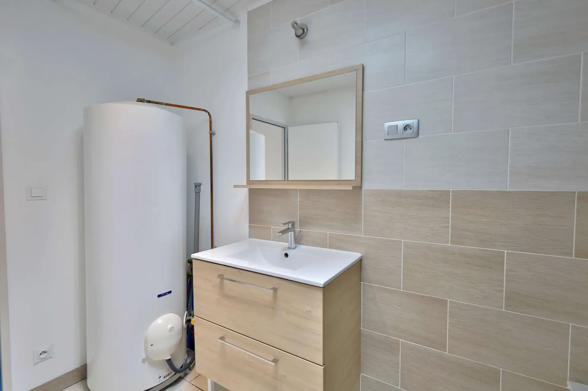 Maison de village rénovée de 115 m² avec cour et garage à Moidieu-Détourbe 