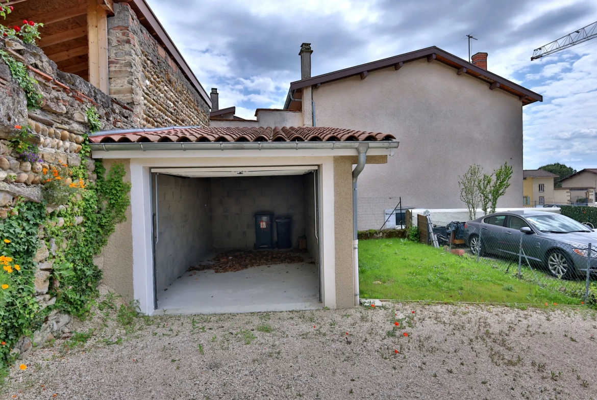 Maison de village rénovée de 115 m² avec cour et garage à Moidieu-Détourbe 