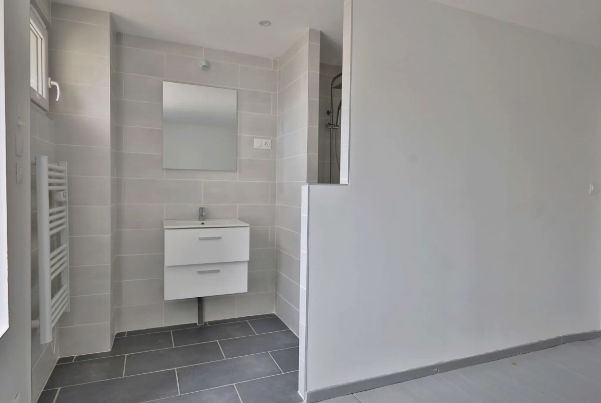 Maison de village rénovée de 115 m² avec cour et garage à Moidieu-Détourbe 