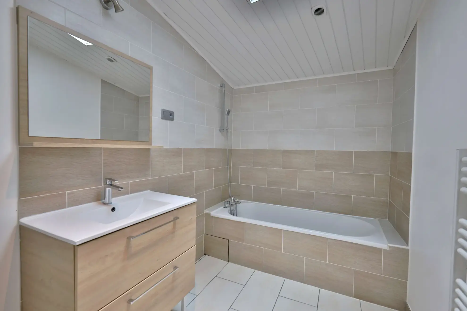 Maison de village rénovée de 115 m² avec cour et garage à Moidieu-Détourbe 