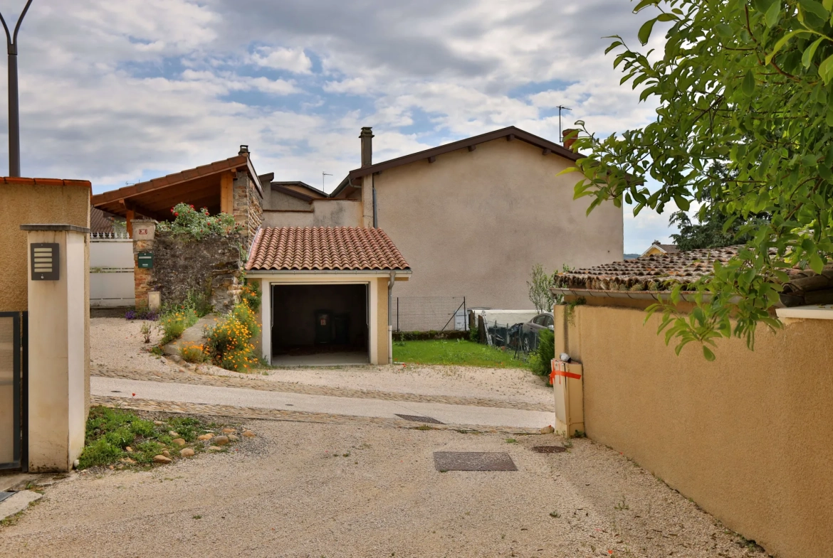 Maison de village rénovée de 115 m² avec cour et garage à Moidieu-Détourbe 