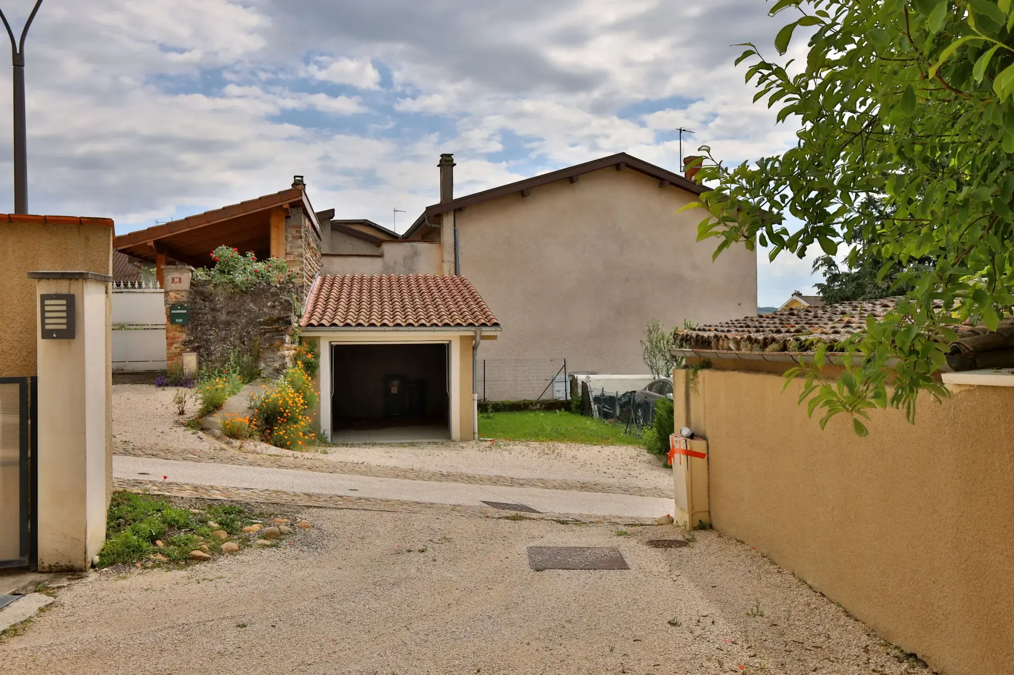 Maison de village rénovée de 115 m² avec cour et garage à Moidieu-Détourbe 