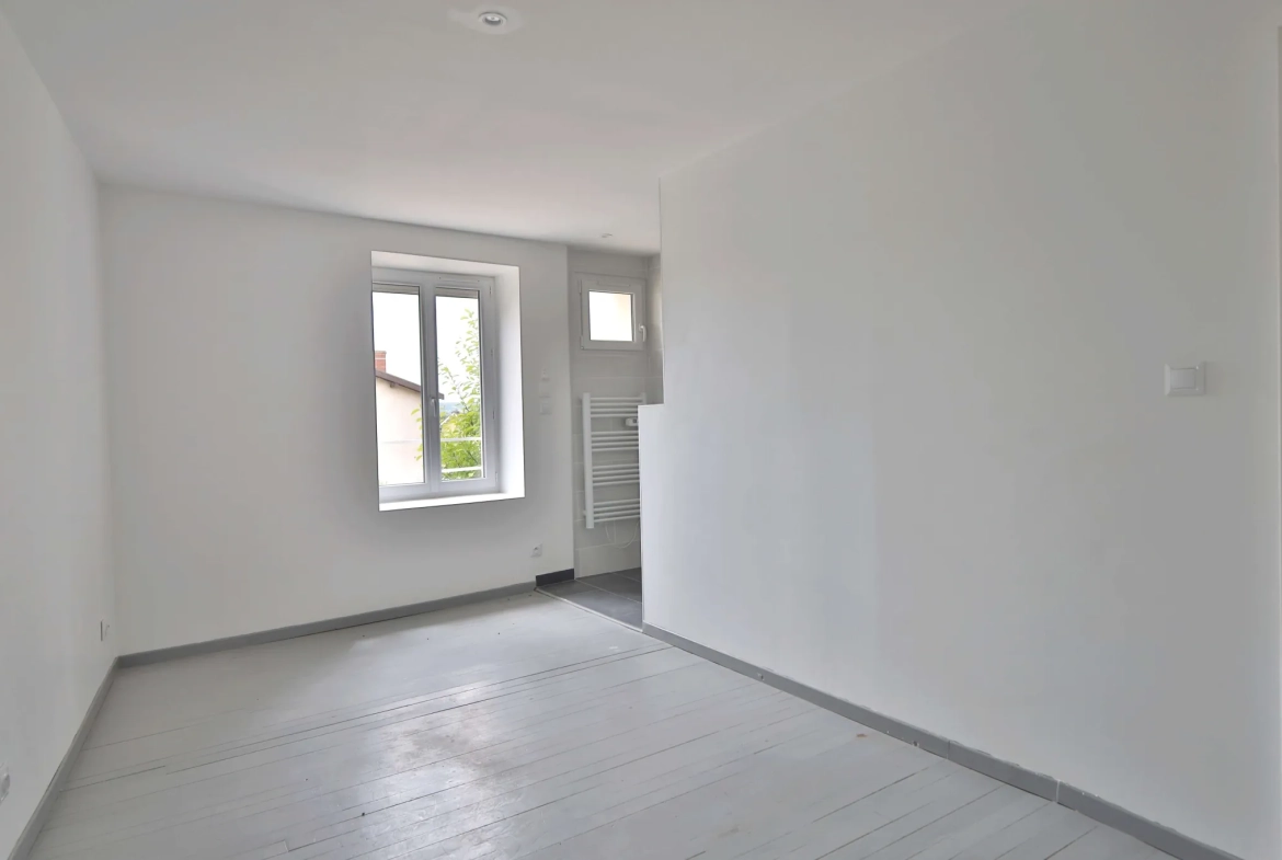 Maison de village rénovée de 115 m² avec cour et garage à Moidieu-Détourbe 