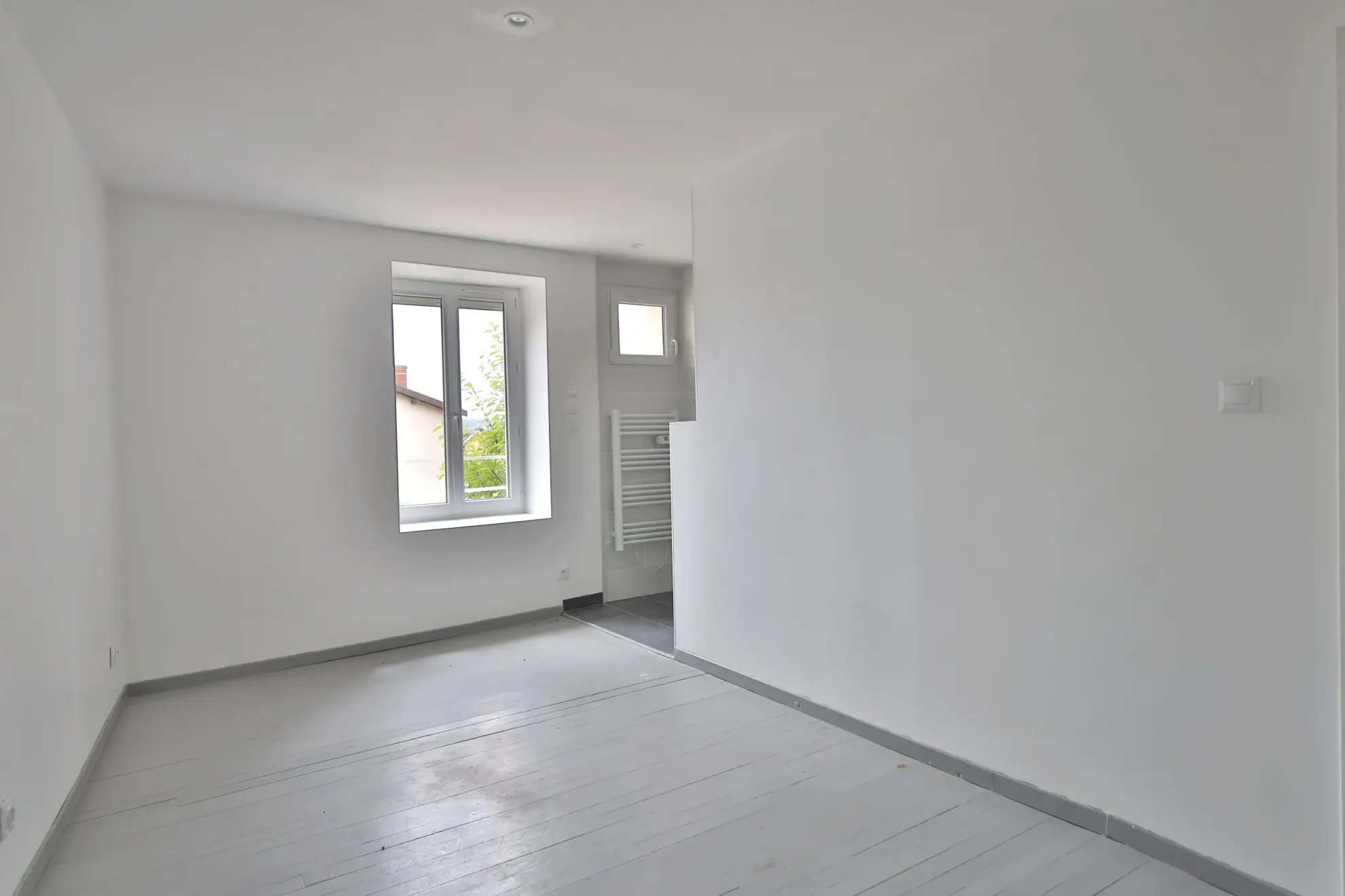Maison de village rénovée de 115 m² avec cour et garage à Moidieu-Détourbe 