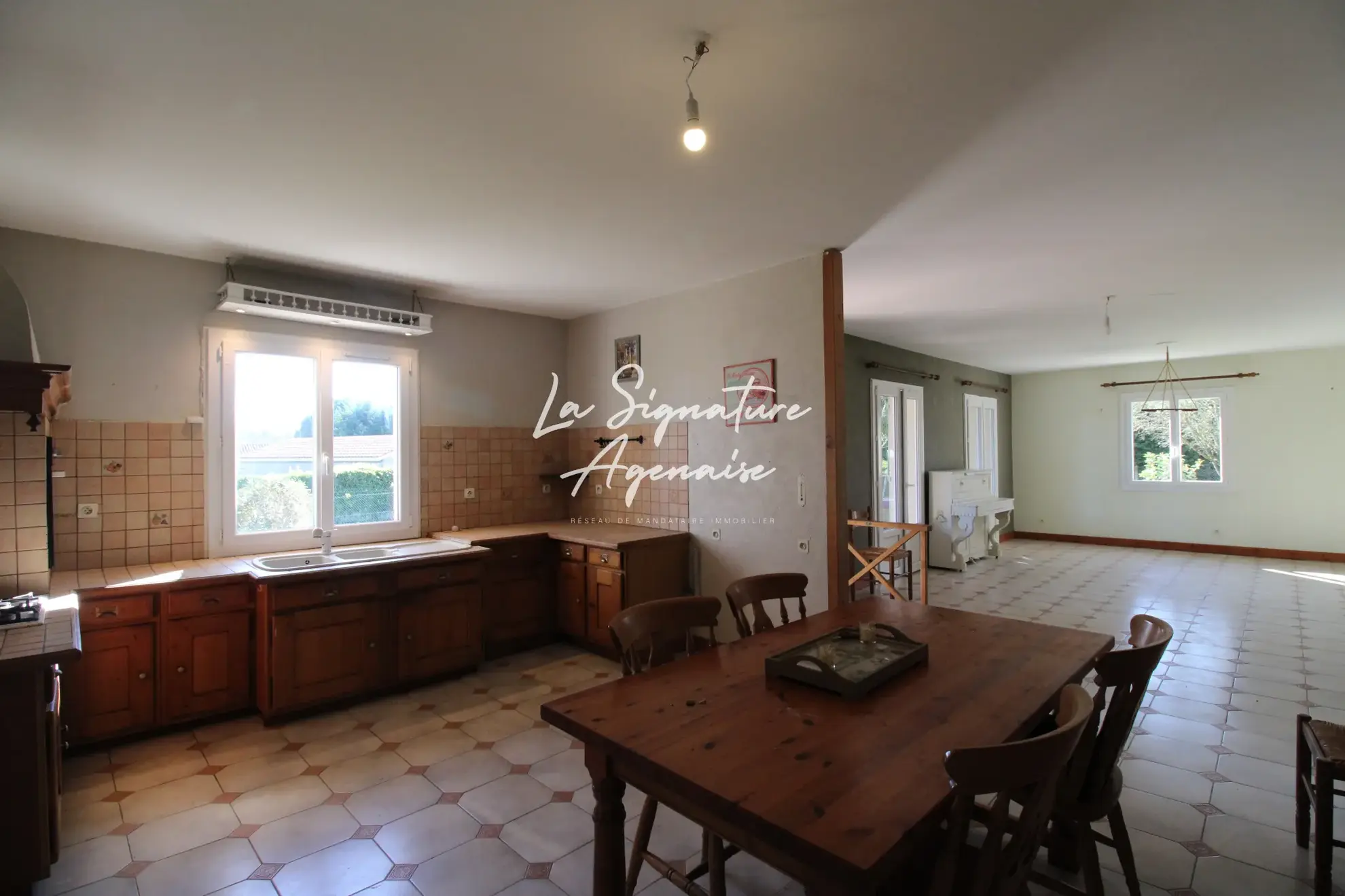 Maison de plain-pied à Laugnac avec 4 chambres et jardin arboré 