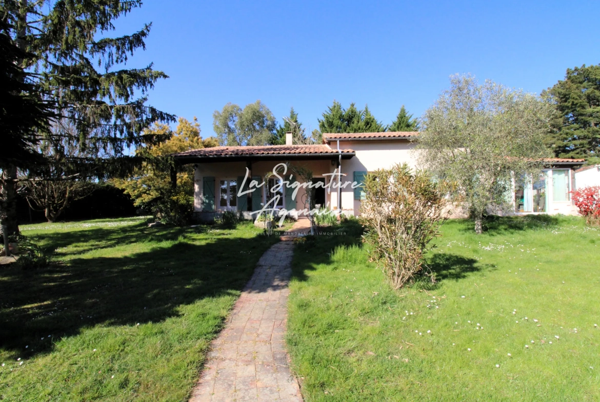 Maison de plain-pied à Laugnac avec 4 chambres et jardin arboré 