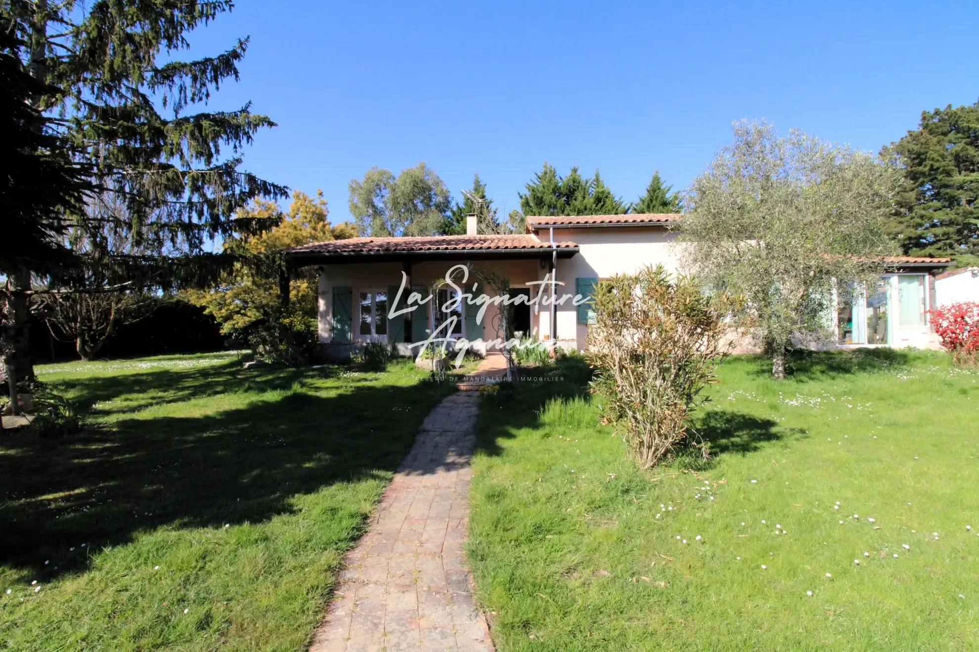 Maison de plain-pied à Laugnac avec 4 chambres et jardin arboré 