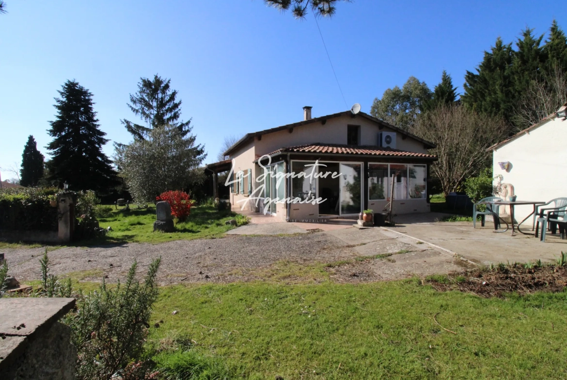 Maison de plain-pied à Laugnac avec 4 chambres et jardin arboré 
