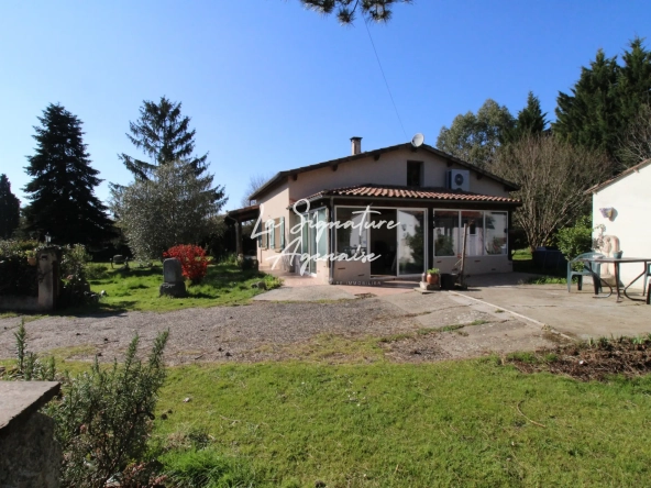 Maison de plain-pied à Laugnac avec 4 chambres et jardin arboré