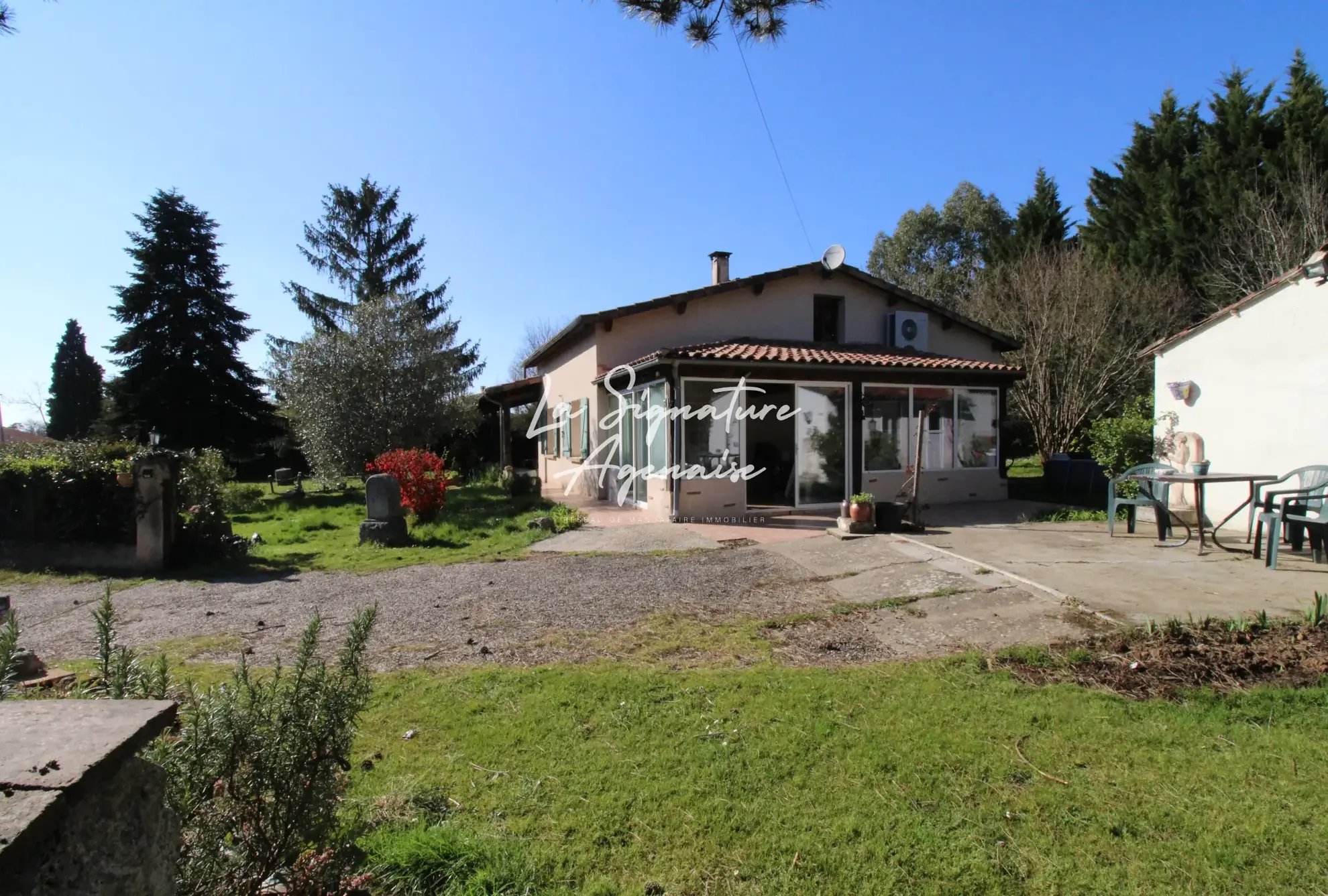 Maison de plain-pied à Laugnac avec 4 chambres et jardin arboré 