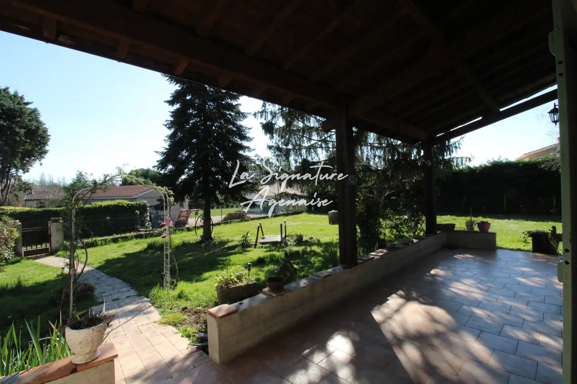 Maison de plain-pied à Laugnac avec 4 chambres et jardin arboré 