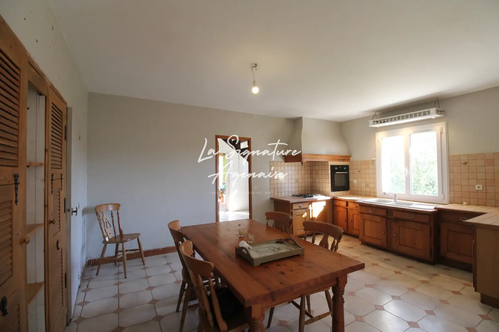 Maison de plain-pied à Laugnac avec 4 chambres et jardin arboré 