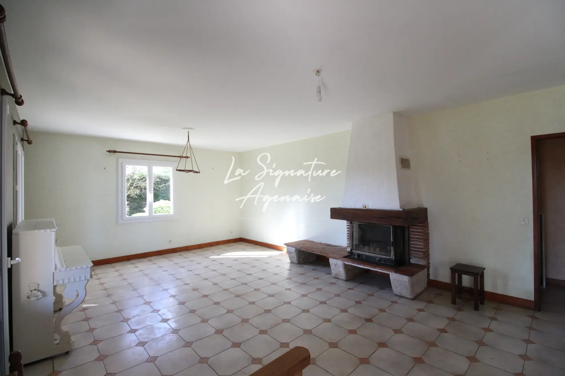 Maison de plain-pied à Laugnac avec 4 chambres et jardin arboré 