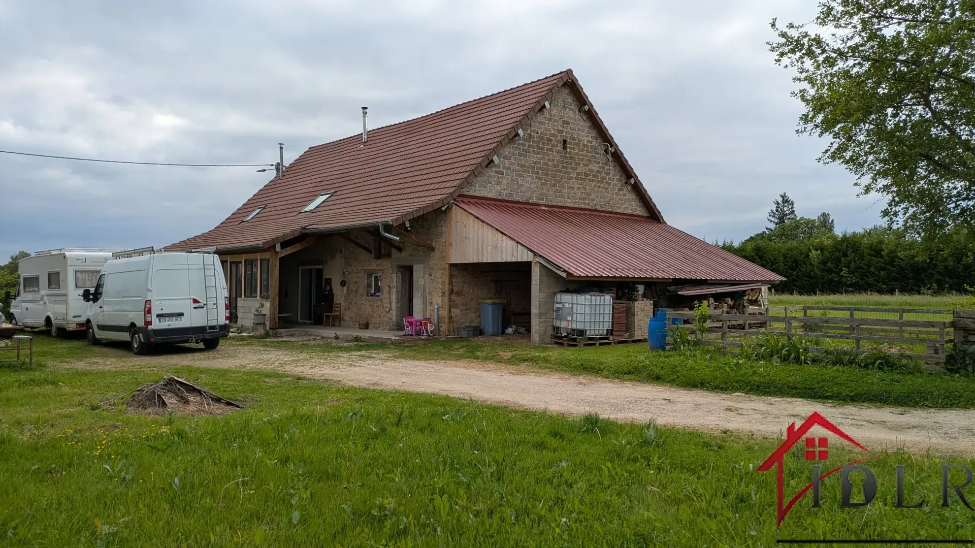 Maison rénovée 145 m² avec terrain de 6750 m², dépendances près de Chaumergy 